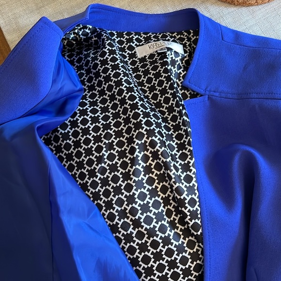 Blue jacket. - Picture 12 of 17